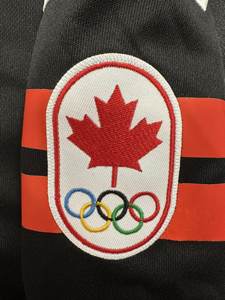 थोक पुरुषों की काली सफेद लाल रंग की नई मॉडल आइस हॉकी कनाडा की जर्सी 97 कॉनर और मैकिनन 8 केल - Product Image 5