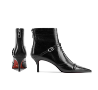 Sepatu bot wanita dengan ujung runcing, hak tipis, penutup ritsleting, dan hiasan gesper