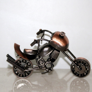 Modèle de moto chopper en fer antique moderne, fabriqué à la main |   Sculpture de vélo en fer de récupération industrielle, décoration de table, cadeaux B2B - Product Image 1