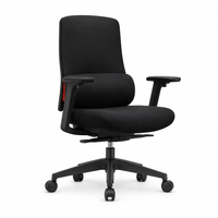 Chaise de bureau exécutive noire avec dossier haut rembourré, appui-tête, accoudoirs et base à cinq étoiles sur roulettes pour espaces de travail professionnels quotidiens