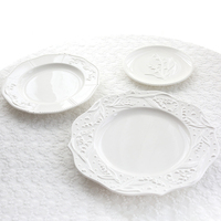 Service de vaisselle en céramique avec motif de muguet en relief européen, assiettes blanches en relief faites à la main pour les événements de mariage