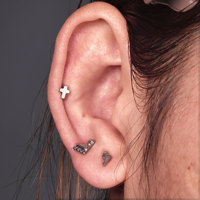 Piercing Labret à dos plat en titane ASTM F136 avec croix, filetage interne, plaqué or PVD, pour hélix, conque, lèvre