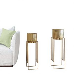 Macetero Alto de Acero Inoxidable Ecológico y Duradero con Diseño Artesanal y Acabado Antiguo para Uso Decorativo en Jardín y Exteriores - Product Image 1