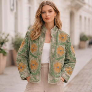 Hermoso Abrigo Bohemio de Moda India, Impresionante Chaqueta de Mujer de Terciopelo Verde Hecha a Mano con Bordado Suzani para Invierno - Product Image 1