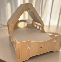 Lit et transat pour chat en bois avec cadre incliné, coussin en carton ondulé et jouet pompon suspendu pour chats d'intérieur
