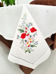 Nappe carrée en coton blanc faite à la main avec ourlet festonné et fleurs colorées brodées, lavable, pour la maison/l'hôtel/le restaurant - Product Image 1