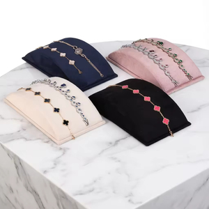 Présentoir à bijoux en velours rose et noir pour bracelets et colliers, idéal pour les magasins de bijoux - Product Image 2