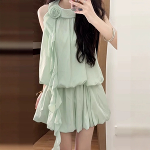 ชุดเซ็ตกระโปรงสั้นทรงดอกไม้สไตล์ฝรั่งเศส สีเขียว สายคล้องคอ สำหรับผู้หญิง คอลเลคชั่นใหม่ประจำฤดูร้อนปี 2026 เหมาะสำหรับสาวตัวเล็ก ดีไซน์หรูหรา ใช้งานได้หลากหลาย - Product Image 1