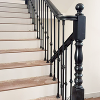 Les rampes d'escalier modernes en noir mat conviennent à la décoration intérieure dans les zones résidentielles de villas.