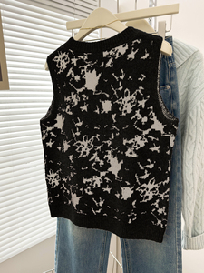 Chaleco de punto sin mangas para mujer con cuello redondo y estampado abstracto de salpicaduras de tinta, ajuste holgado, ideal para otoño e invierno como prenda exterior para capas. - Product Image 4