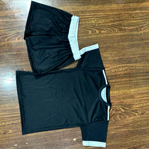 Conjunto de Camiseta de Fútbol Negra Unisex de Manga Corta con Cuello Redondo y Pantalones con Cintura Elástica, Transpirable, de Secado Rápido, de Poliéster para Adultos - Product Image 1