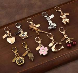 2025ใหม่พวงกุญแจกระเป๋าเป้สะพายหลังผีเสื้อรูปหมีเชอร์รี่โคลเวอร์สีทองอุปกรณ์เสริมกระเป๋าถือระดับพรีเมียม - Product Image 1