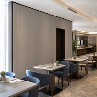 Panneau mural décoratif linéaire WYRAX en WPC gris bois pour salle de petit-déjeuner d'hôtel avec finition décorative côtelée et film de surface décoratif en PVC