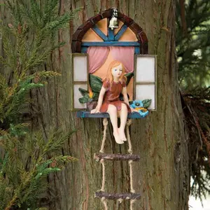 Miniatur-Märchengarten Outdoor-Dekozubehör Garten-Dekoration Baum hängende Skulptur Märchenbaumtür mit Leiter