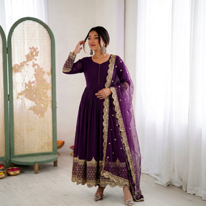 Costume Anarkali traditionnel pour femmes, couleur pourpre, avec dupatta brodée d'or, coupe ample, longueur au sol, style indien pakistanais - Product Image 1