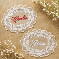 Carte de table de mariage élégante et romantique personnalisée en dentelle brodée, vente en gros pour banquets, fêtes et décorations photo