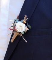 Tradition boutonnière avec fleurs préservées ou fleur éternelle pour costume de marié