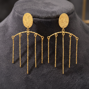 Boucles d'oreilles pendantes à longue chaîne plaquées or avec un design unique en laiton pur - Product Image 2