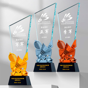 Trophée en cristal transparent personnalisé de style <span class=keywords><strong>pyramide</strong></span>, écologique, en gros, avec impression par sublimation pour récompenses et cadeaux d'affaires - Product Image 3