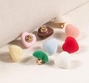 Cardigan en <span class=keywords><strong>velours</strong></span> vintage pour <span class=keywords><strong>femme</strong></span> avec boutons en alliage en forme de cœur colorés de 20 L, accessoires de couture pour vêtements - Product Image 5