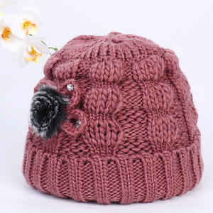 Gorro de punto para mujer con pompón de piel, gorro cálido de invierno para mujeres de mediana edad y mayores - Product Image 3