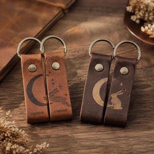 Llavero de Cuero Personalizado Vintage con Diseño de Conejo Lunar, Regalo Romántico para Parejas, Recuerdo para Aniversario de Bodas o Días Festivos - Product Image 1