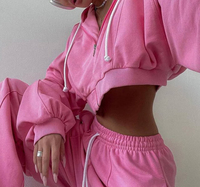 Ensemble streetwear femme : sweat à capuche court tricoté avec cordon de serrage et pantalon de survêtement, avec bordures côtelées, logo personnalisé, effet délavé, couleur unie