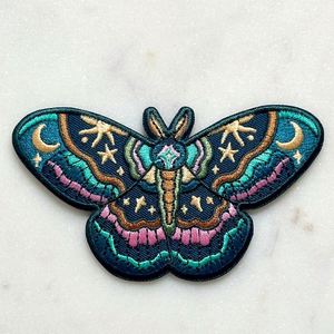Usine OEM ODM : Patchs brodés thermocollants personnalisés avec logo amusant, motif floral et papillon unique, bordure découpée au laser pour chapeaux et vêtements - Product Image 1