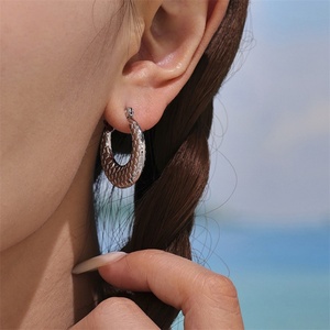 Joyería Directa de Fábrica, Pendientes Clásicos Chapados en Oro de 18k, Pendientes de Luna de Acero Inoxidable para Mujer, para Fiesta - Product Image 4