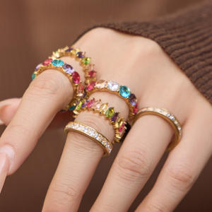 Anillo de Eternidad Personalizado con Zirconia en Oro de 18K y Bisel Geométrico para Mujer, Anillo de Dedo Índice de Acero Inoxidable a la Moda - Product Image 5