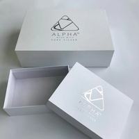 Boîte en carton rigide de haute qualité avec insertion EVA Boîte d'emballage de vêtements de luxe en deux parties avec revêtement UV