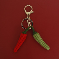 Le petit pendentif en forme de piment tissé à la main de Bubagxiangyu et l'exquis porte-clés en laine Zhi Nu en forme de petit piment.