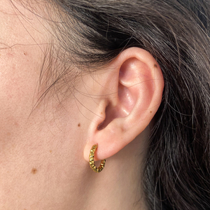 Pendientes Joolim de Acero Inoxidable con Baño de Oro de 18K, Textura Martillada de Cráter de Meteorito, Resistentes al Deslustre y al Agua, Joyería de Moda - Product Image 3