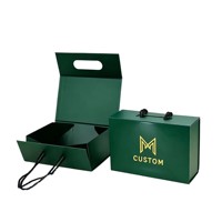 Boîte cadeau en papier noir mat personnalisée avec fermeture magnétique pour vêtements, poignée en ruban, emballage rectangulaire pliable pour vêtements