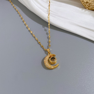 Delicata Collana Luna Crescente in Acciaio Inossidabile Placcato Oro 18K PVD, Non Ossidabile, con Scritta 'Ti Amo' in 100 Lingue, Gioiello per Donne - Product Image 4