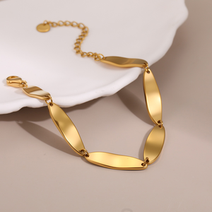 Pulsera de Acero Inoxidable Dorada con Forma de Pez Pequeño, Moderna, Sencilla pero Versátil, No se Destiñe, de Alta Calidad - Product Image 2