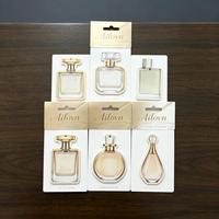 Désodorisant de voiture suspendu en papier de coton moderne, best-seller, avec diffuseur de parfum longue durée, design carré en forme de lettre