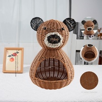 Kleine beren-vormige PP rieten mand met creatief dierenontwerp, minimalistische stijl voor woondecoratie, gestoomd.
