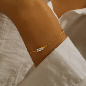 Bracelet Minimaliste en Argent S925 Plaqué Or 18 carats avec Zircon Rectangulaire Vert et Rouge pour Femme - Vente en Gros CANNER - Product Image 4