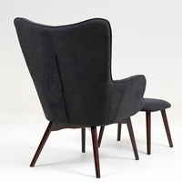 Chaise longue de luxe de style mid-century avec ottoman, pieds en bois et revêtement en velours, design écologique pour salon, hôtel et chambre à coucher