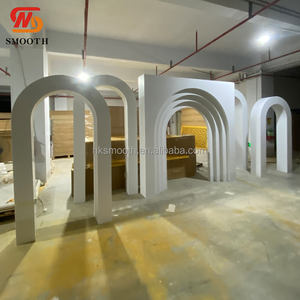 ฉากหลังงานแต่งงานแบบโค้งอะคริลิคสีขาวเรียบหรู ดีไซน์คลื่นลูกคลื่น วัสดุ PVC สำหรับงานเลี้ยงฉลองมงคลสมรส - Product Image 5