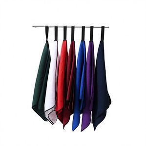 Serviettes de golf en microfibre unies personnalisées avec logo – Écologiques, antimicrobiennes, séchage rapide, avec sac de rangement en maille pour le sport - Product Image 2