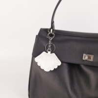 Breloque de sac en forme de coquillage, porte-clés en cuir PU avec pendentif coquillage cousu, ornement pour sac fourre-tout, sac bandoulière et porte-clés de voiture