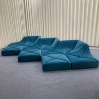 Canapé modulaire en velours minimaliste italien sur mesure, design Dune de Sable pour salon de luxe