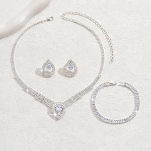 Elegante y Romántico Conjunto de Joyería Nupcial JOMTY - Venta al por Mayor de Collar, Pendientes y Pulsera de Aleación de Zinc Bañados en Plata con Diamantes de Imitación y Engaste de Garra - Product Image 4