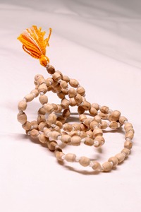 สร้อยคอสวดมนต์ศักดิ์สิทธิ์ที่ทำจากลูกปัดรากขมิ้นธรรมชาติ - Product Image 4
