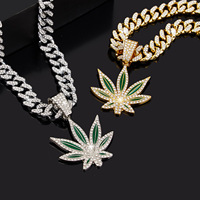 Sophistication Hip Hop Plein Diamant Unisexe Rouge Vert Feuille D'érable Forme En Alliage De Zinc Collier Pendentif pour Street Rap