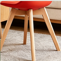 Chaise de salle à manger de style nordique en PP, chaise ergonomique avec pieds en bois massif, chaise d'appoint imperméable et résistante aux taches pour la maison et le bureau