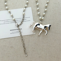 Collier pendentif cheval en perles plaqué or, bijoux floraux et animaliers pour femme, idéal pour les fêtes et les occasions spéciales