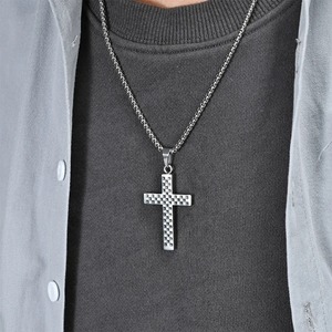 Collar con colgante de cruz de ajedrez de acero inoxidable para hombres y mujeres, estilo hip hop, blanco y negro, amuleto religioso de oración, joyería. - Product Image 5